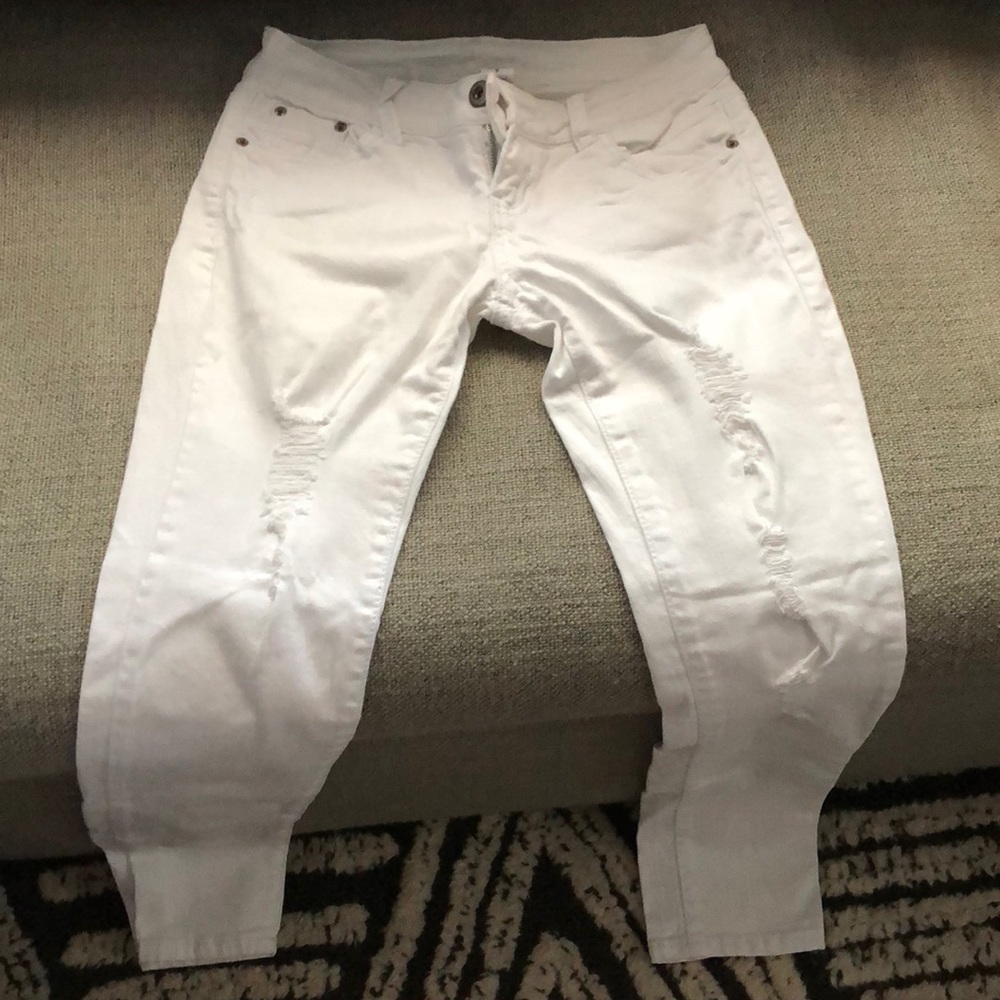 White skinny jeans in destroyed style